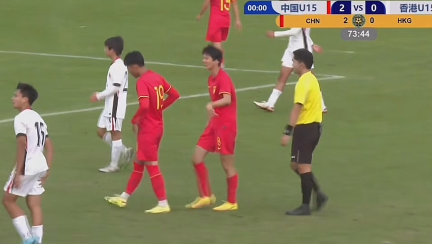 爆笑！U15东亚杯中国香港门将直接把球扑进门里，中国3球领先