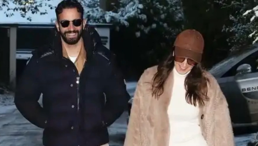 解脱了！阿莫林下课首次露面微笑和记者击掌，雨中摆战术板成噩梦回忆