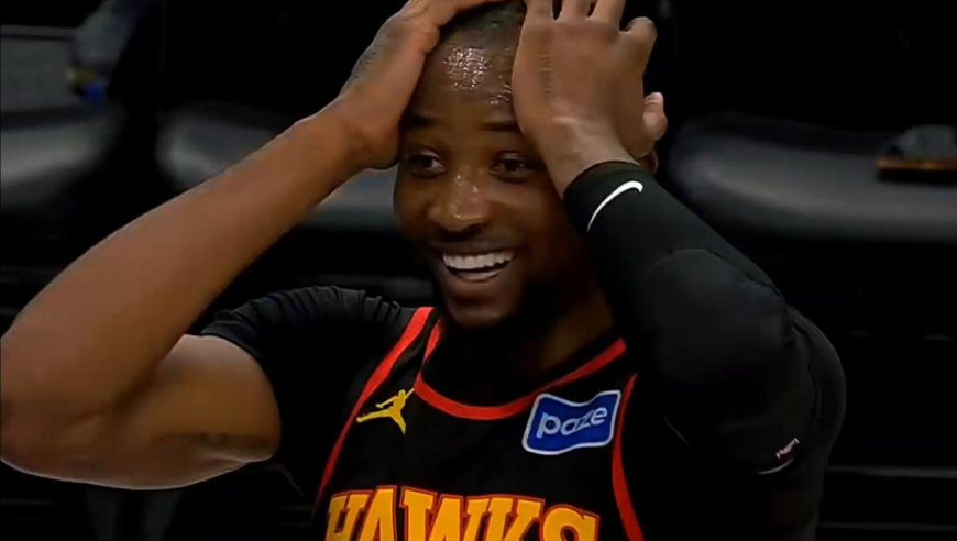 自己都惊讶了！老鹰库明加后场超远传球却抛入篮筐 自己捂脸不敢置信