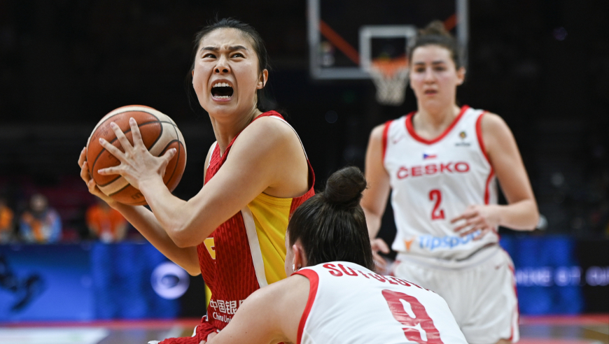 捷克vs中国女篮生死时刻：王思雨独得9分杀死比赛 杨舒予致命三分