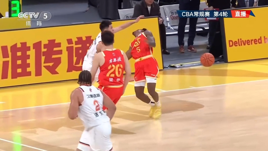 急眼了？崔晓龙被布朗抢断后狠狠掌掴后者 裁判回看果断升级违体