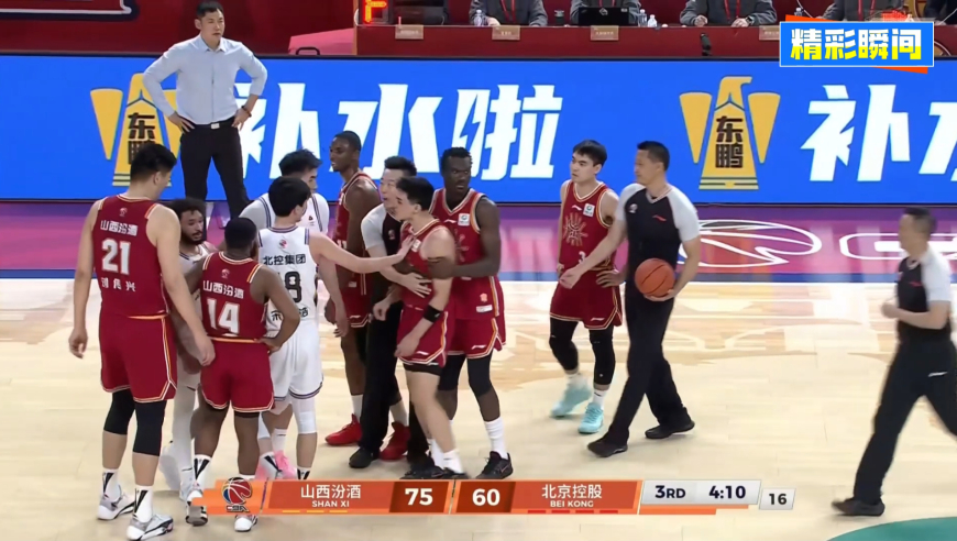 冲突了！贾明儒和豪斯动手后差点二次冲突 裁判吹罚两人技术犯规