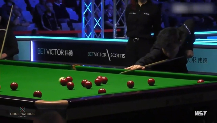 体坛记忆｜ 赵心童违反物理强拼准度，逼得对手开局把黑球打死，球迷：有卵用