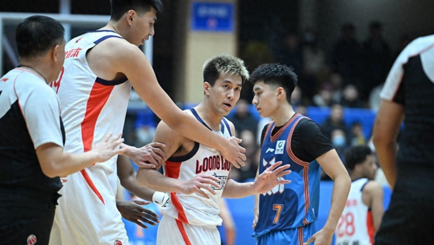 宣布休战！郭艾伦该退役了？两场平均12.5分，明年大合同泡汤