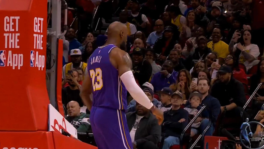 气势如虹！詹姆斯一分钟时间两次滑翔劈扣 湖人打疯了火箭被迫暂停