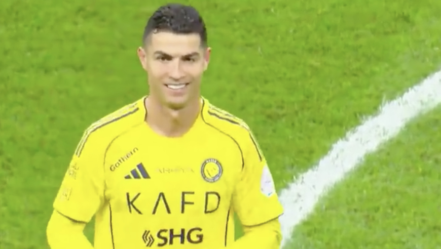 2万名死敌高喊梅西！40岁C罗苦笑下场+连续摇头 71岁老帅送上安慰