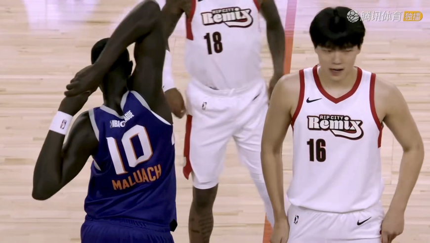 杨瀚森发展联盟前六分钟表现回顾 补篮拿首分飞天暴扣太出彩