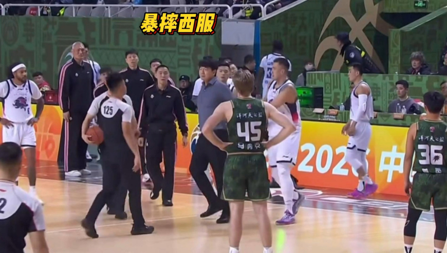 CBA火爆一幕！邱彪不满判罚摔西服怒吼，球队翻译扇自己耳光泄愤