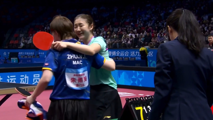 今夕是何年？陈梦4-1朱雨玲摘得铜牌 两姐妹微笑拥抱引解说感叹