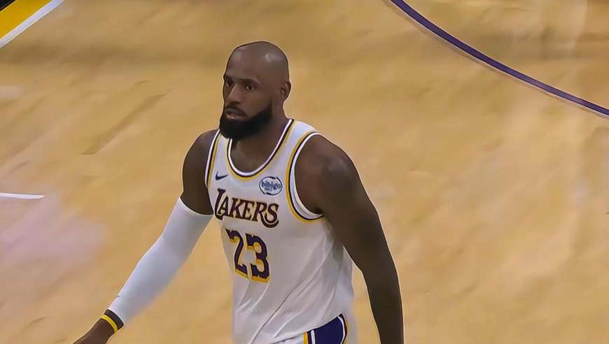 湖三疯降临！湖人艾拉组合发力 詹姆斯快攻三分钟轰12分追回分差