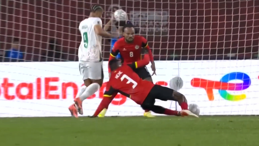 让我来！非洲杯后卫在对手补空门前一秒义无反顾踢进自家球门，反正你进不如我来进