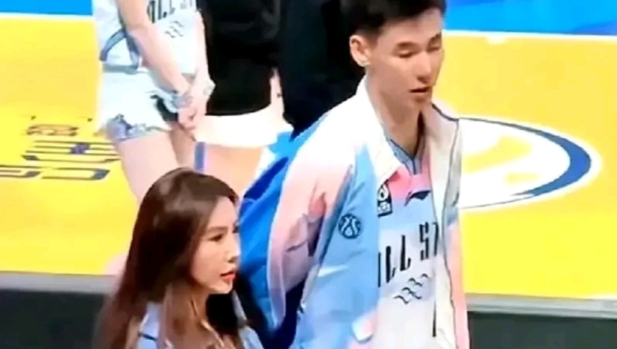 郭昊文被曝出轨被大姐包养，还晒出聊天记录，难怪进不了国家队