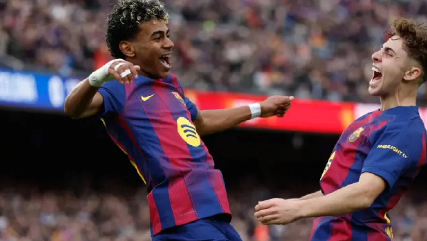 西甲：亚马尔生涯首次戴帽！巴萨4-1夺主场13连胜 莱万破门