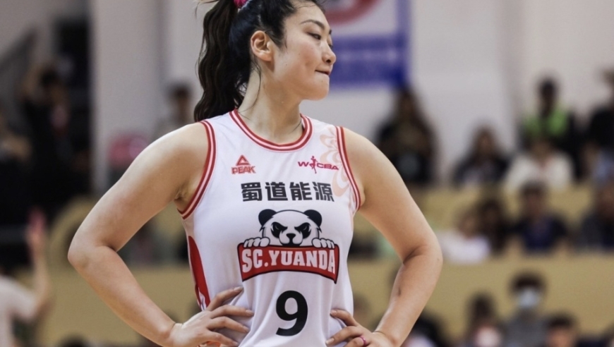 四川女篮狂胜对手45分，赛场出现真正5打4“惨案”，替补席全空了！