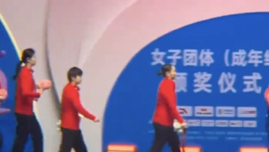 输给山东女团不甘心，何卓佳王添艺下台秒摘银牌，孙颖莎感谢球迷