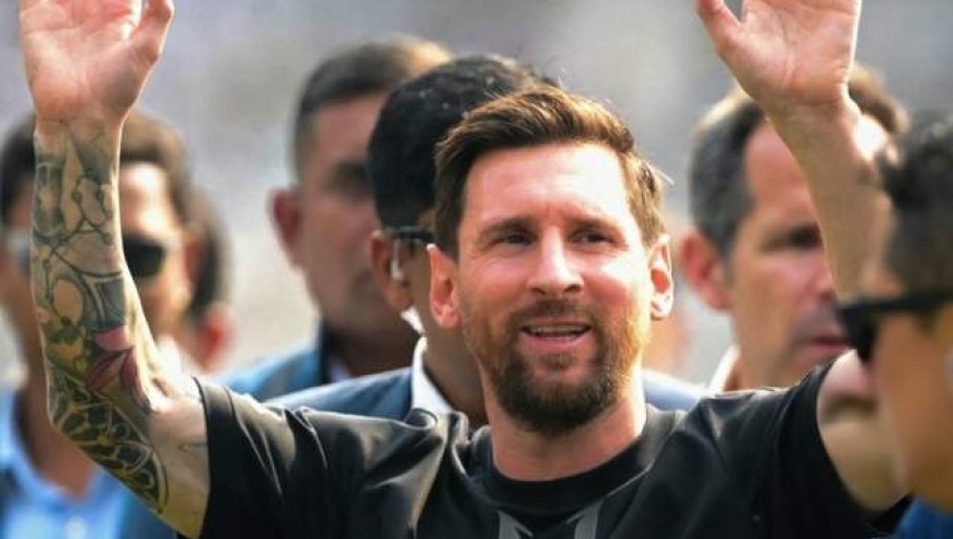 看不到梅西！印度球迷怒了：拆掉广告牌 狂扔水瓶 现场骚乱