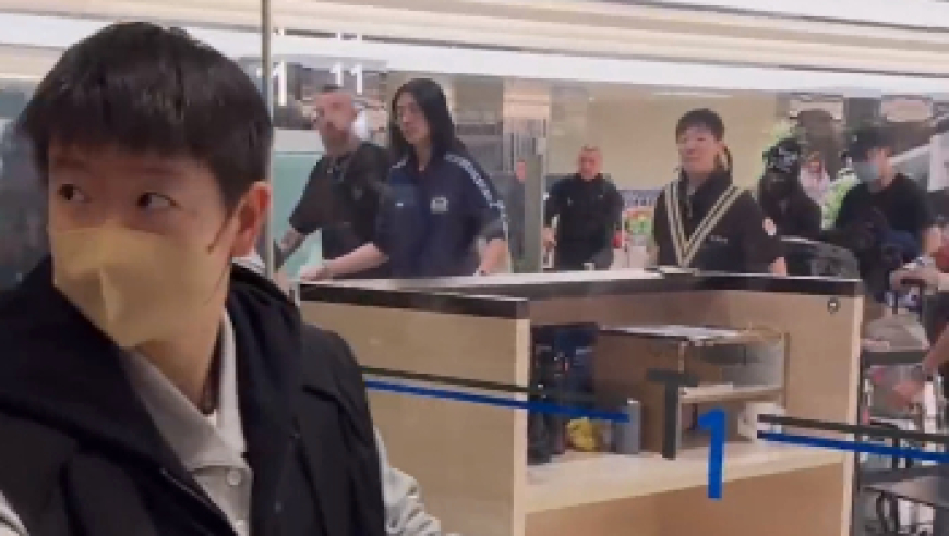国乒全队抵达新加坡，孙颖莎撞衫机场保安，王楚钦化身高冷男神，蒯曼太可爱