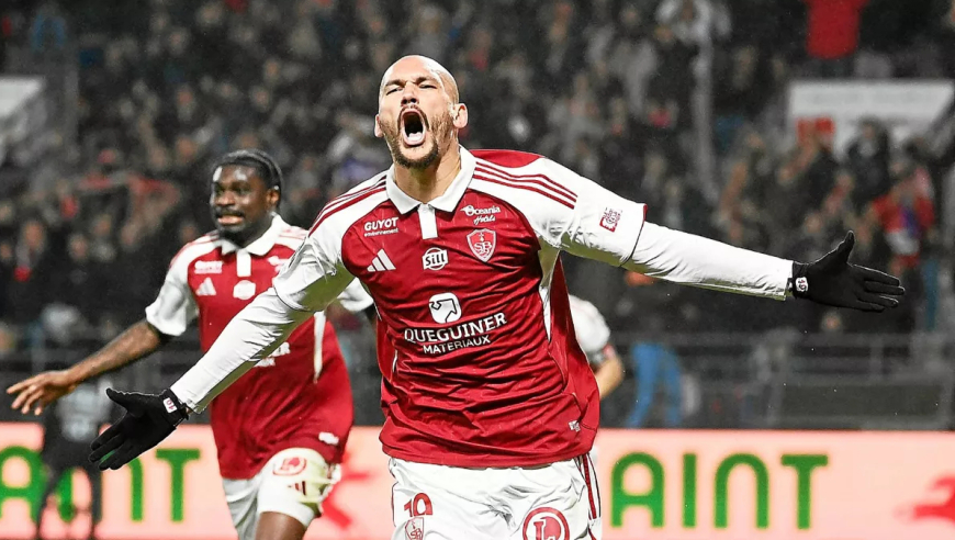 法甲版费利佩！两度教科书头槌双响，根本没法防守对手绝望目送