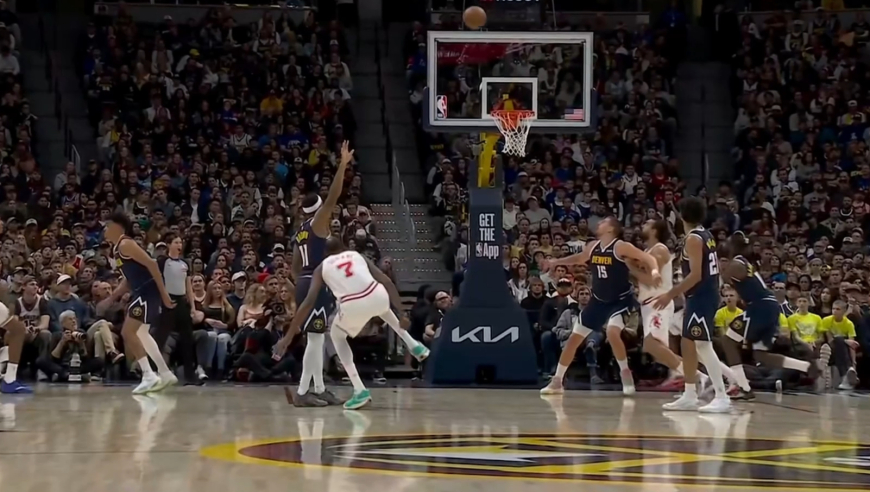 杜兰特遭布朗垫脚裁判升级一级恶意 回看时阿杜跟掘金球迷谈笑风生