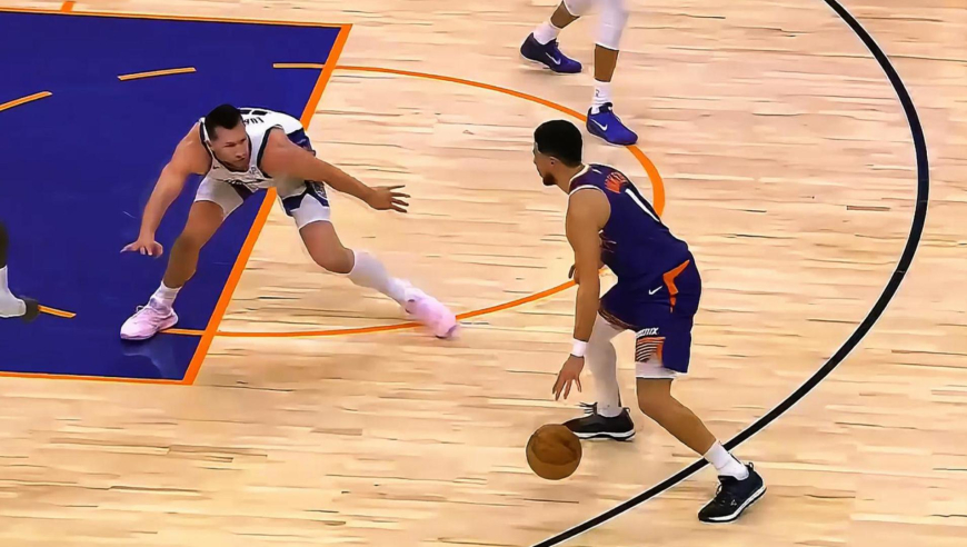 强到离谱！布克首节单节狂轰20分集锦：晃晕尤班+90秒连拿10分