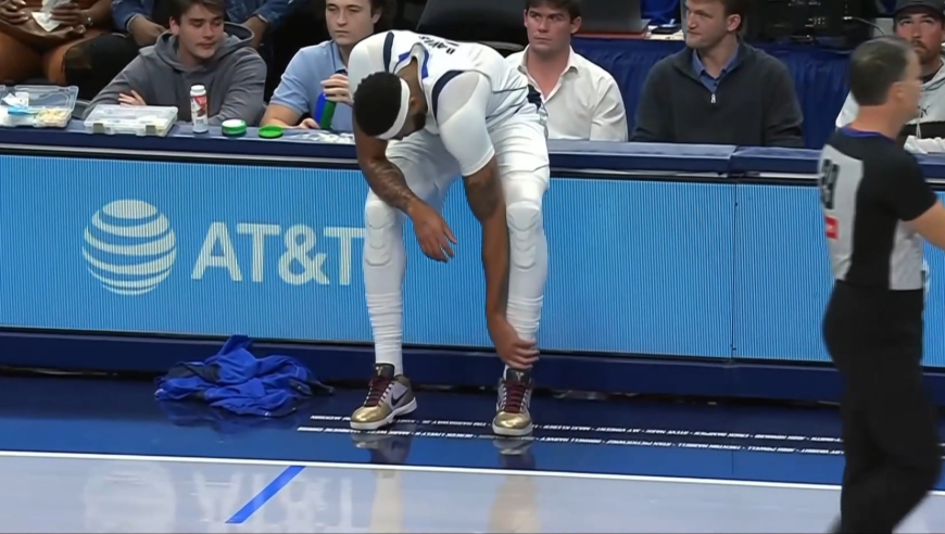 太倒霉了！先是拉塞尔膝盖险受伤 随后浓眉又受伤一瘸一拐走向场边