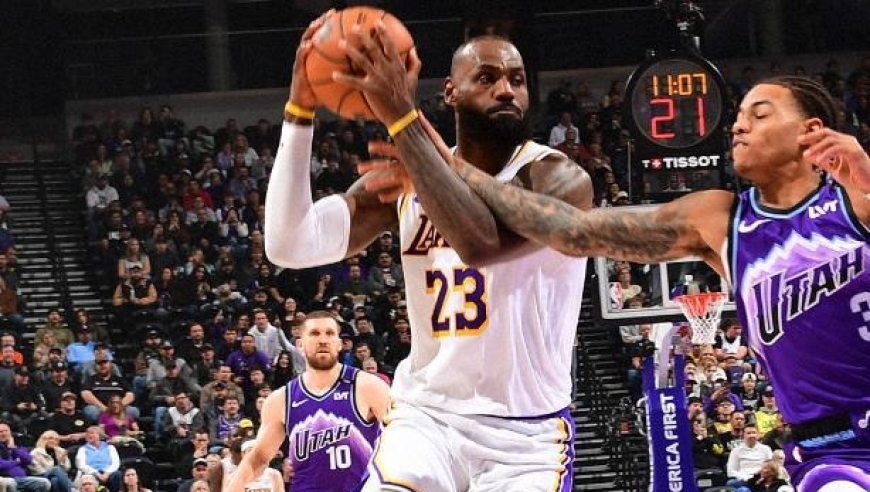 四旬詹皇秀战斧暴扣，里夫斯两双东契奇33+11+8+3，湖人双杀爵士