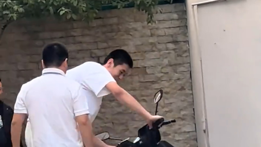 有趣！王洪泽买了车，开到广东队球馆后居然不会停车