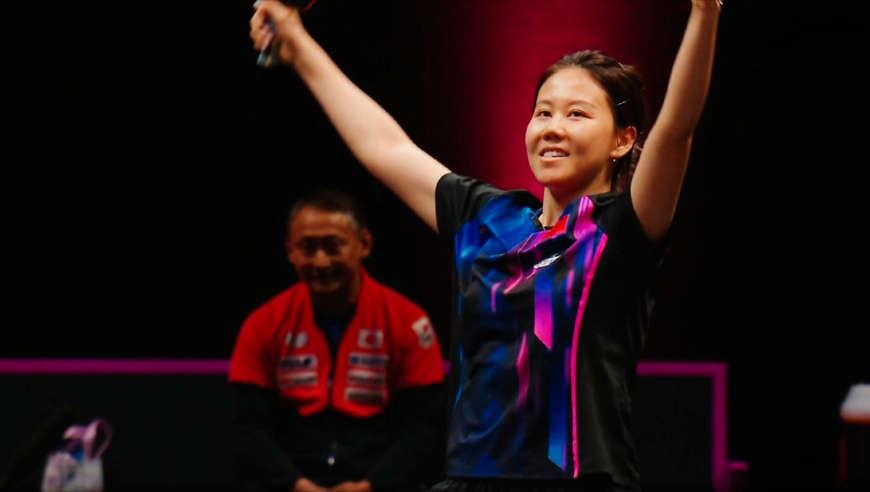 陈幸同振臂高呼庆祝！身后张本美和父亲苦笑，王曼昱激动为队友加油