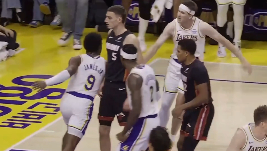 詹姆斯直接看嗨了！里夫斯快攻回传空接布朗尼直接暴扣全场嗨爆了