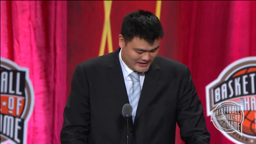姚式幽默！回顾姚明名人堂演讲：调侃艾弗森奥尼尔，逗的全场笑声不断