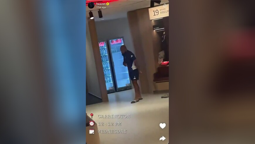 跳的怎么样？姆伯莫在基地更衣室内跟随节奏跳舞