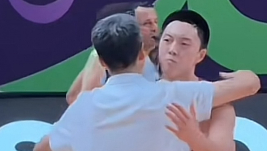 胡明轩绝杀失败，谁注意后续一幕？嘴唇煞白拼全力，郭士强给安慰