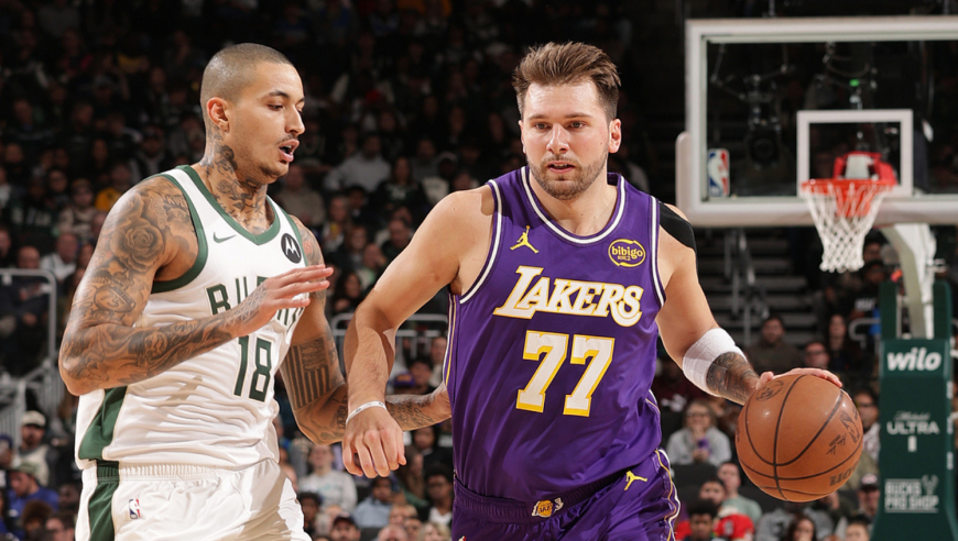 半场就打崩了！湖人第二节狂轰25-2超强攻击波半场就领先雄鹿30分