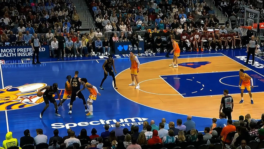 对轰！哈登助攻得分一手抓+黄蜂克努佩尔投疯了双方90秒对轰13分