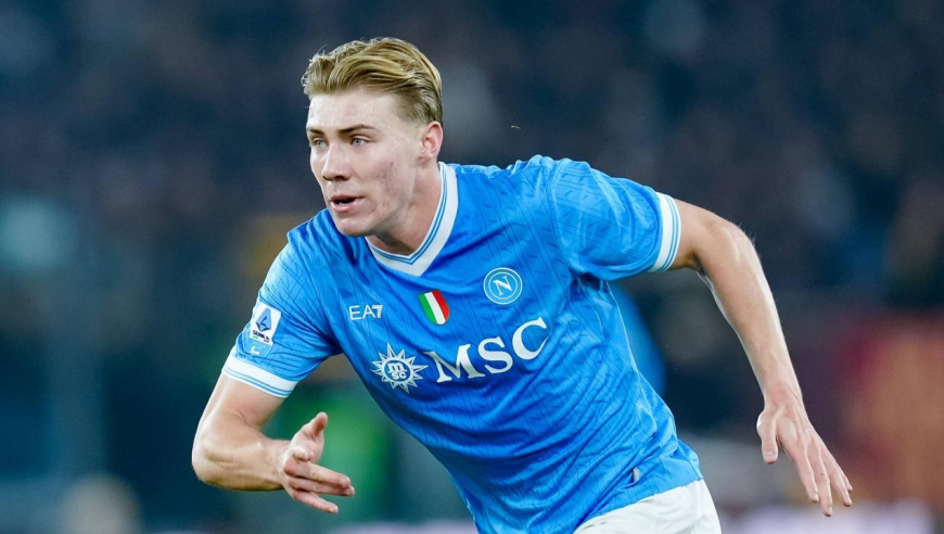 太强！慢镜看霍伊伦狂飙生吃破门+背身单打策动，那不勒斯2-0米兰