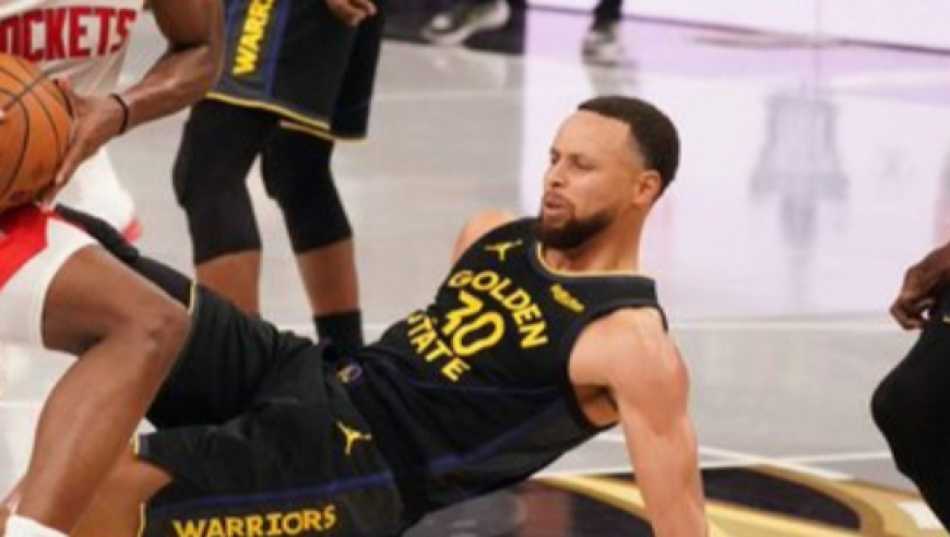 勇士官宣！库里连遭两大伤病至少休战1周 受伤仍忍痛坚持4分钟太拼