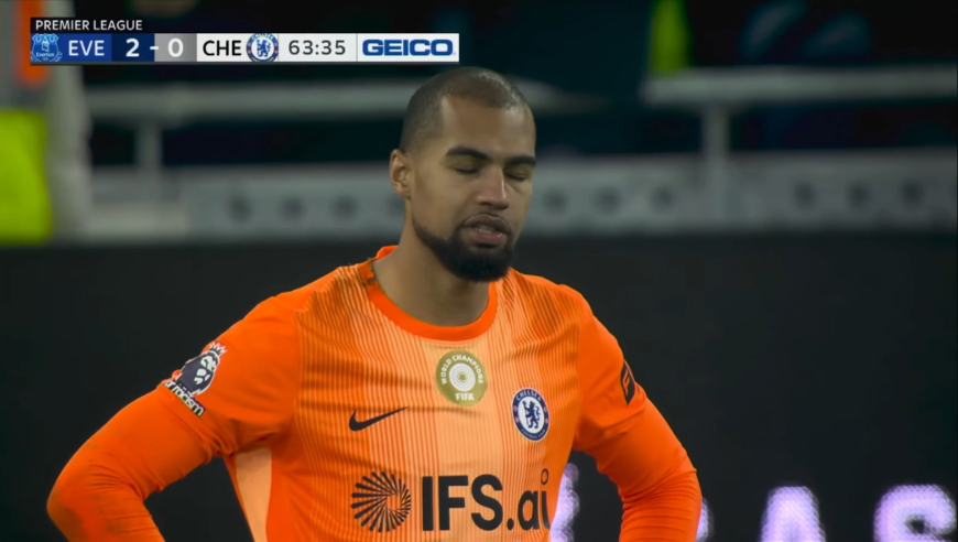 抽象！慢镜还原英超切尔西0-3完败，门将送大礼把埃弗顿球员看笑