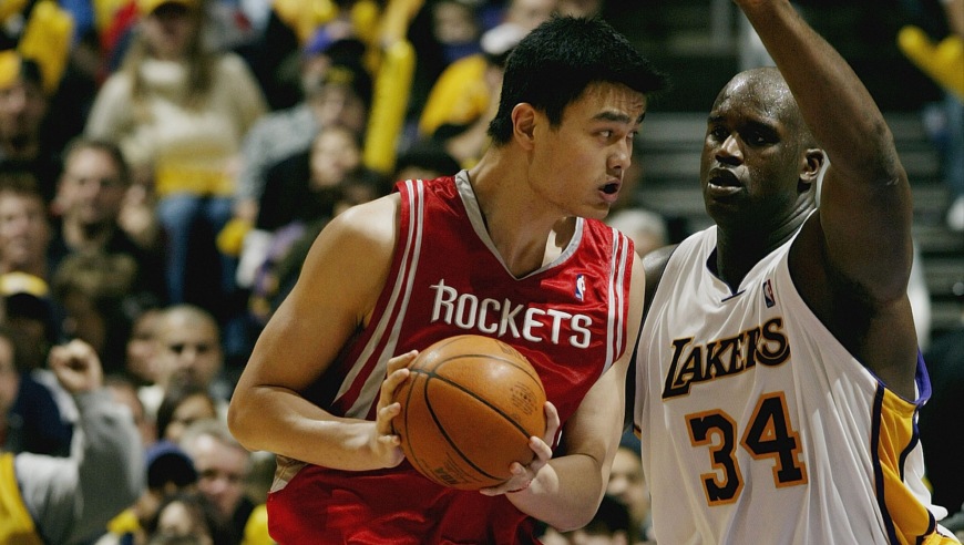 姚鲨对决！那些年姚明肆虐NBA内线的日子 后仰跳投戏耍大鲨鱼