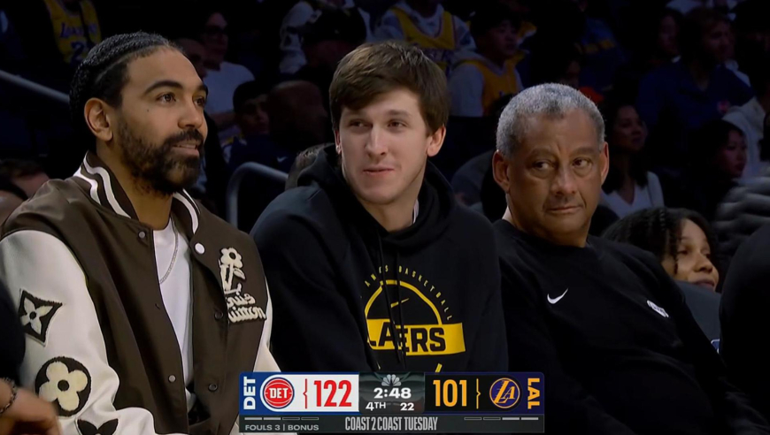 鲜明对比！湖人惨败活塞出场球员集体沉默 但里夫斯文森特都乐了