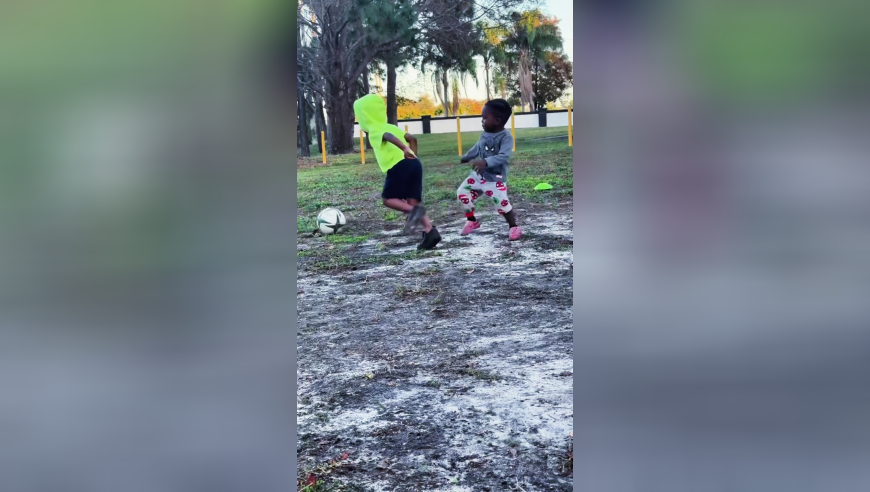 2岁非洲小伙上演踩单车过人，轻松完成破门