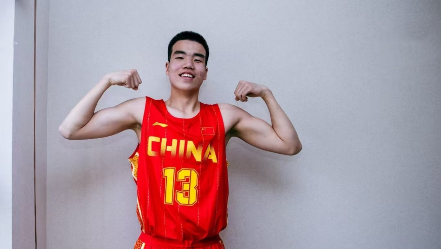 轰26+10！中国男篮又一15岁2米03新星崛起：国少核心曾强打巴特勒