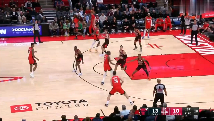 太燃！还原杜兰特最后40秒1v3逆天暴扣杀死公牛，火箭全队沸腾