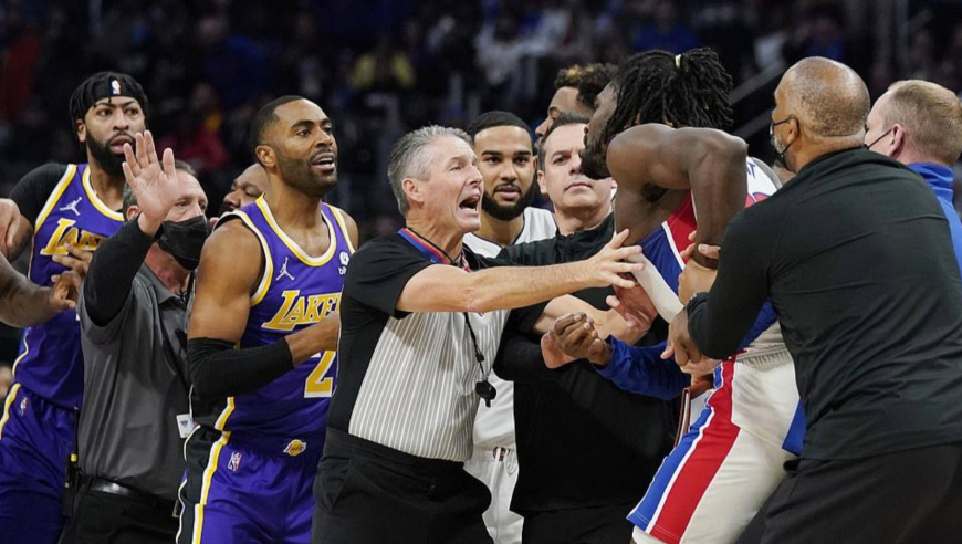 NBA打架冲突合集：阿泰殴打球迷性质恶劣 詹姆斯被追着打太震撼