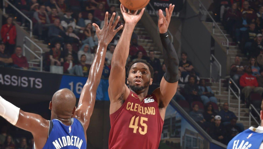 骑士5战3败遭主场狂嘘！米切尔15000分里程悲 斯特鲁斯复出24+8