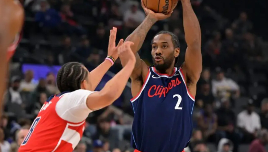 快船官宣小卡确诊左膝挫伤+炎症！至少缺阵两场比赛 离队前一幕曝光