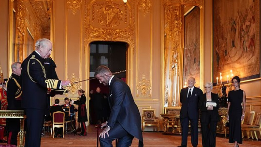 50岁贝克汉姆单膝下跪接受英王亲封爵士，父母和爱妻见证，长子仍沉默