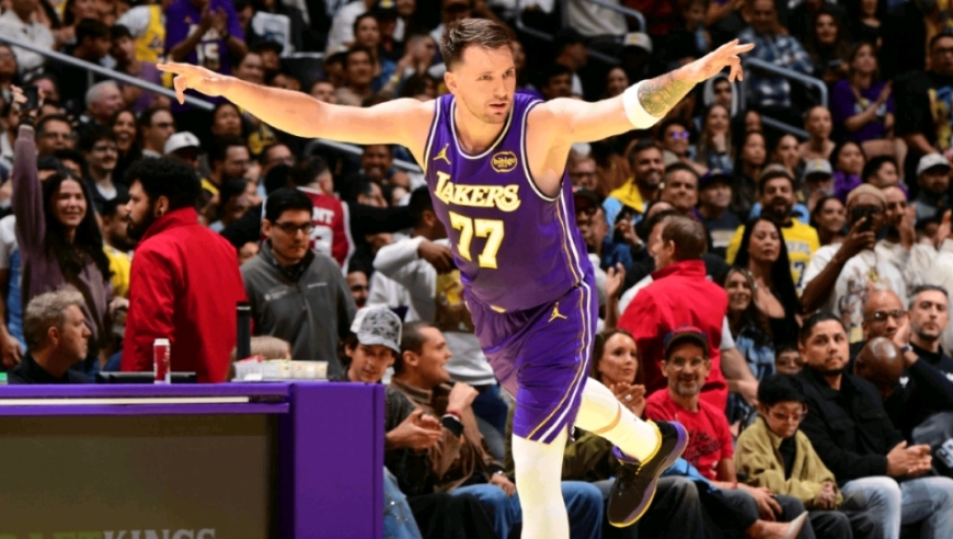 全场欢呼沸腾！东契奇狂轰43+9+13统治洛城德比，这就是MVP表演