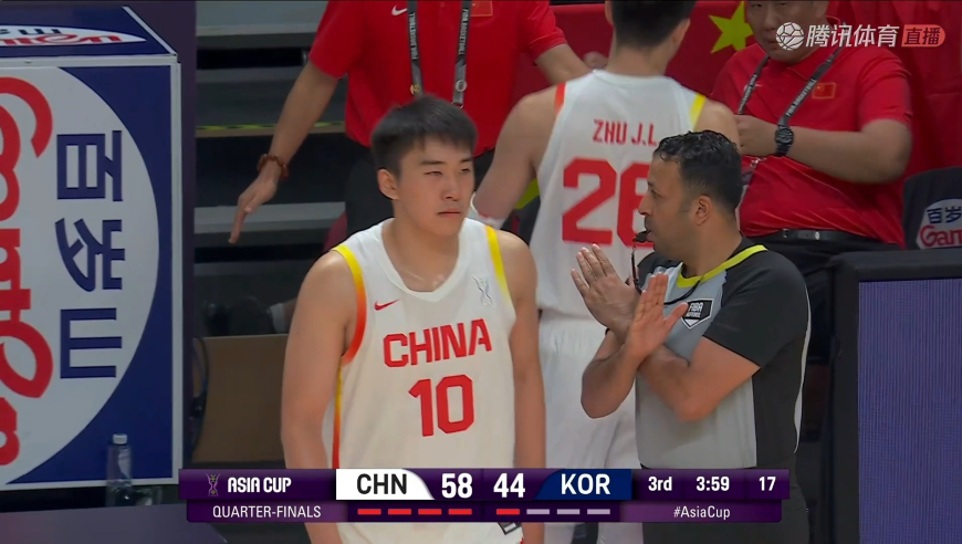 中国对阵韩国第三节争议判罚合集：赵睿明显收脚仍然被吹三分犯规