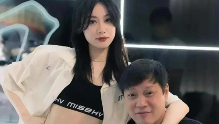 56岁范志毅陪妻女逛街，小17岁老婆好瘦，一双腿比9岁女儿还细