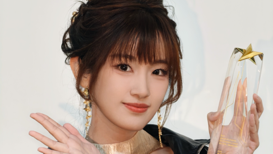 【LPL老婆】夏安太可爱了，拍照片差点摔倒